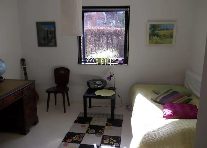 Villa Med Blommande Traedgard, Centralt Bastad